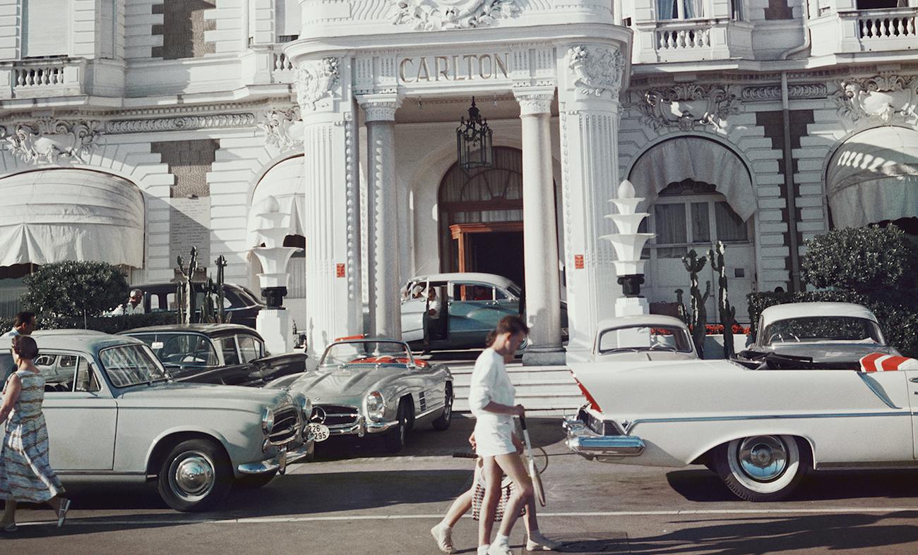 Slim Aarons Carlton Hotel Limited Estate Print en vente 2