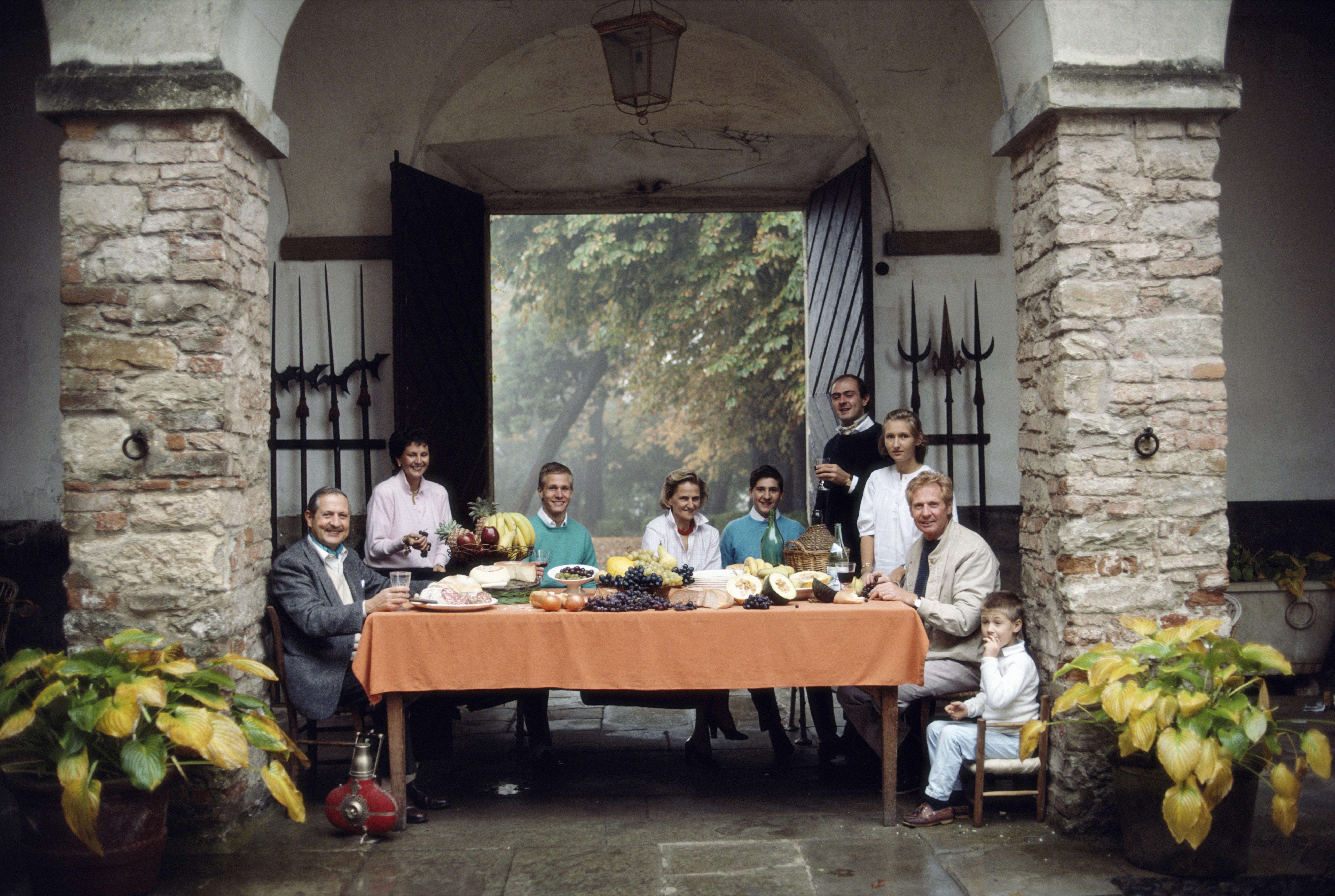 Slim Aarons Landscape Photograph – Schlanker Aarons „Castle Carpeneto“