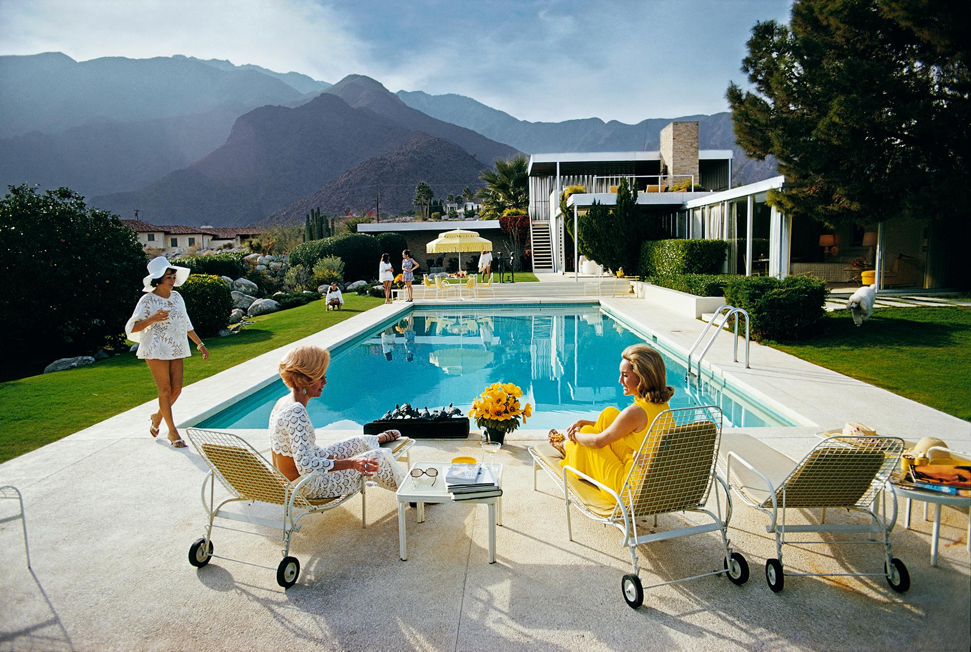 Une maison dans le désert à Palm Springs, conçue par Richard Neutra pour Edgar Kaufman. Lita Baron s'approche de Nelda Linsk, à droite, épouse du marchand d'art Joseph Linsk qui discute avec une amie, Helen Dzo Dzo.

Slim Aarons
Up&Up au bord de la