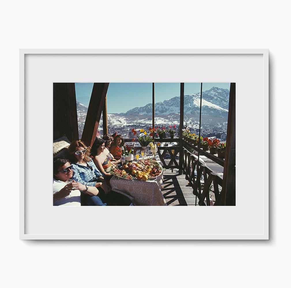 Slim Aarons „Catching The Sun In Cortina“ - Moderne Fotografie der Mitte des Jahrhunderts im Angebot 2