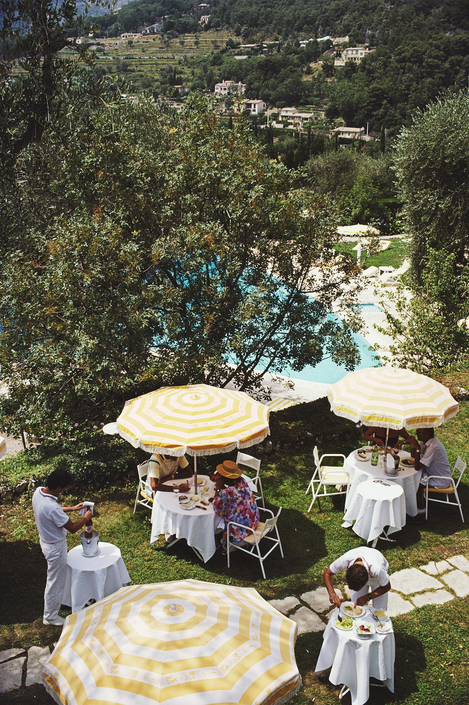 Slim Aarons, "Château Saint-Martin" Photographie moderne du milieu du siècle dernier