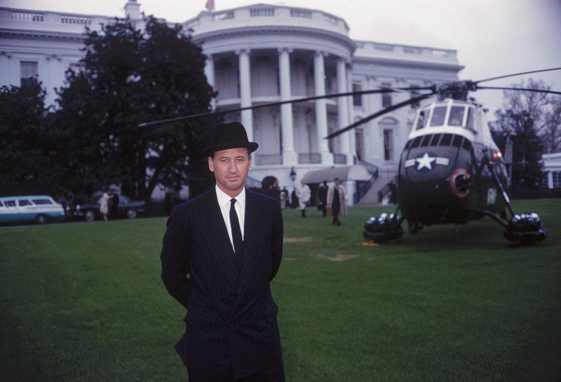 Capo del protocollo, 1961
Stampa cromogenica Lambda
Edizione di 150 esemplari

L'onorevole Angier Biddle Duke, capo del protocollo del Dipartimento di Stato durante gli anni di Kennedy, novembre 1961. An He si trova sul prato sud della Casa Bianca,