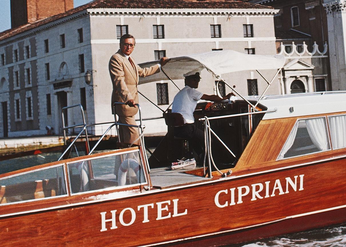 Slim Aarons 'Riva de Cipriani en Venecia' Moderno de mediados de siglo en venta 1