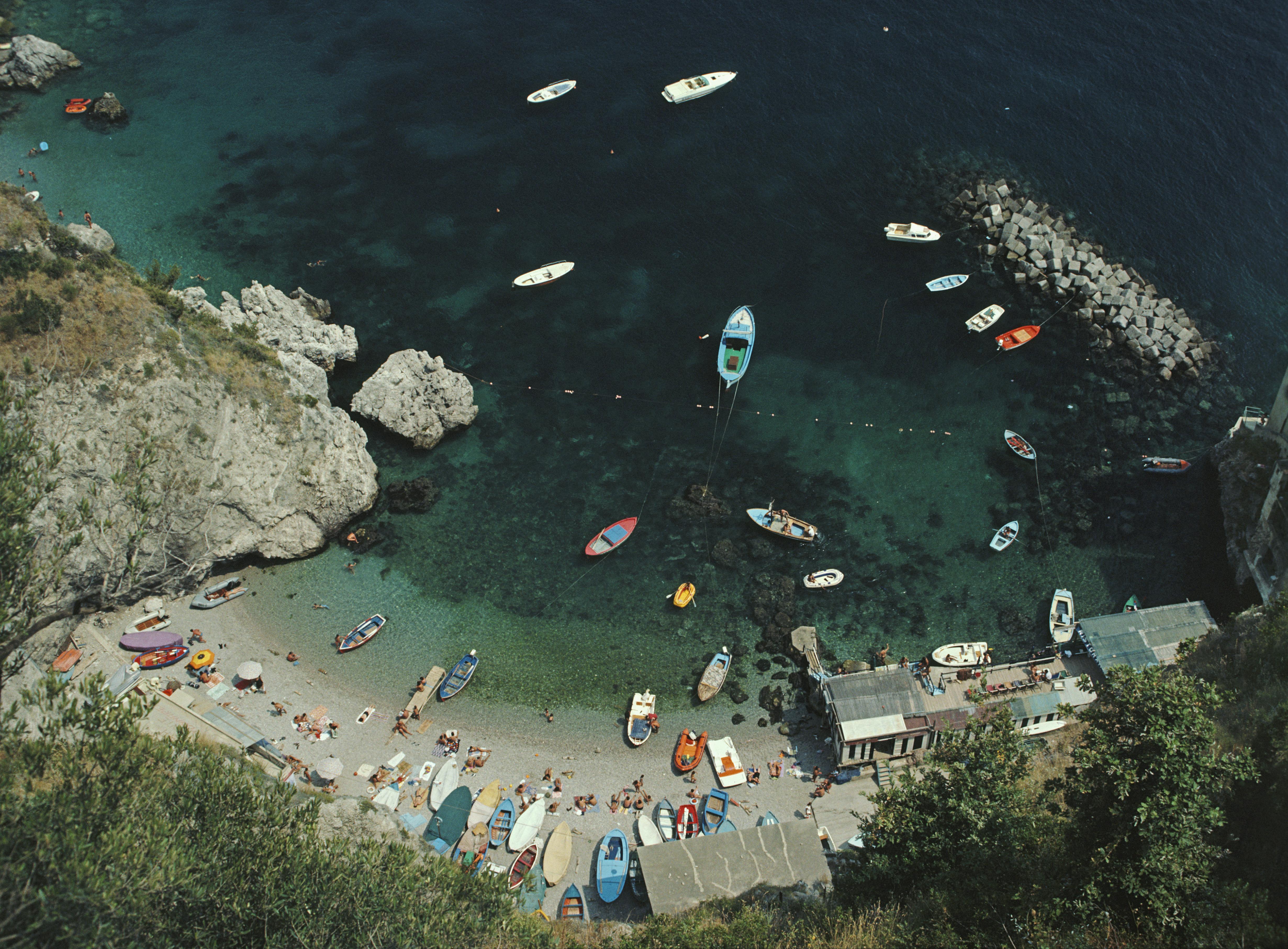 Slim Aarons
Conca dei Marini, 1984
C-print
Edición patrimonial de 150
Una concurrida bahía en Conca dei Marini, en la costa de Amalfi (Italia), agosto de 1984. 

Edición sellada y numerada a mano de 150 ejemplares con certificado de autenticidad de