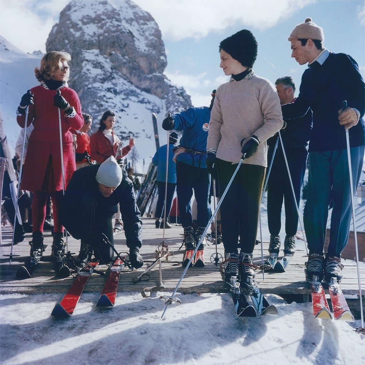 Skifahrer in Cortina D'Ampezzo in Italien, 1962. 

Nachlassgestempelte und handnummerierte Auflage von 150 Stück mit Echtheitszertifikat des Nachlasses. 

Slim Aarons (1916-2006) arbeitete vor allem für Society-Publikationen und fotografierte