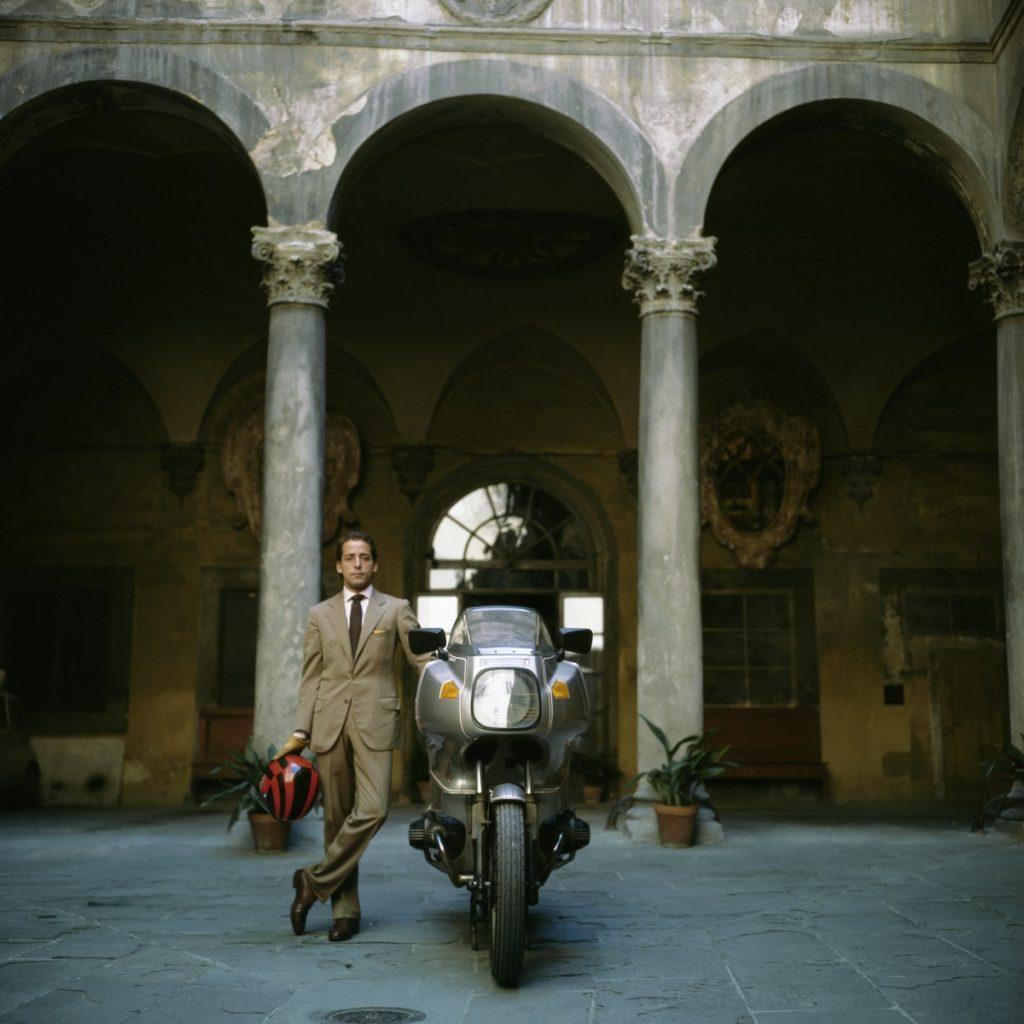 Conde Simone Rucellai

El conde Simone Rucellai sostiene un casco mientras posa junto a una motocicleta en Florencia, Italia, 1984. 

Magnífico grabado de 101 x 101 cm.
 
Colección de sellos patrimoniales Edición limitada a 150 

Foto de Slim