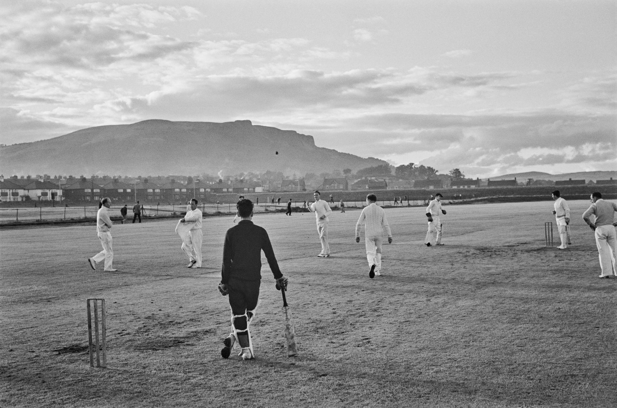Slim Aarons Figurative Photograph – „Cricketers on the Pitch“ von Aarons