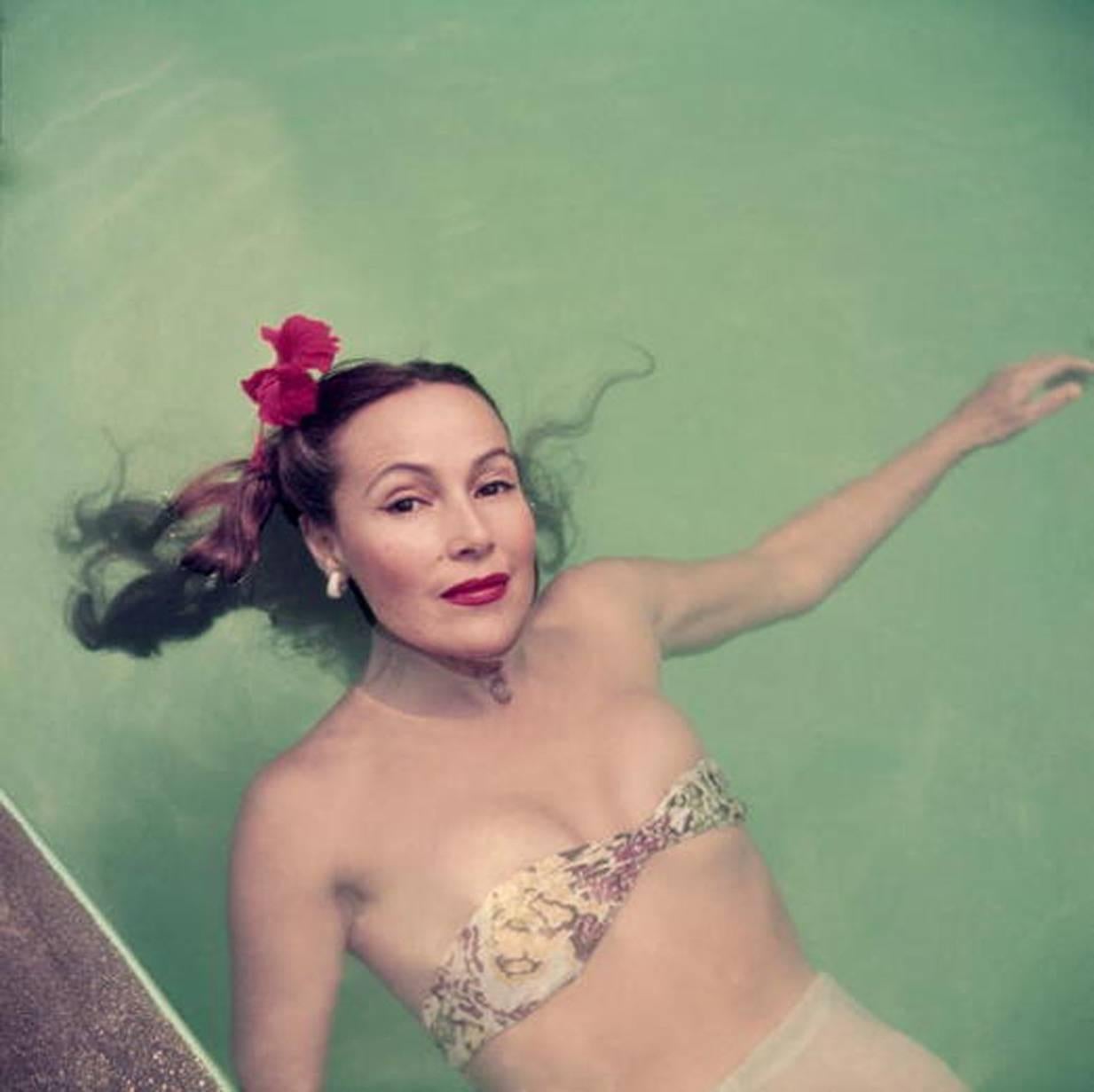 Der mexikanische Filmstar Dolores Del Rio (1905 - 1983) schwimmt in einem Schwimmbad in Acapulco, 1952.

20 x 20 Zoll
$2500

Nachlassgestempelte und handnummerierte Auflage von 150 Stück mit Echtheitszertifikat des Nachlasses. 
Slim Aarons Estate