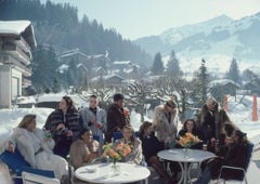 Slim Aarons "Bebidas en Gstaad" Fotografía moderna de mediados de siglo