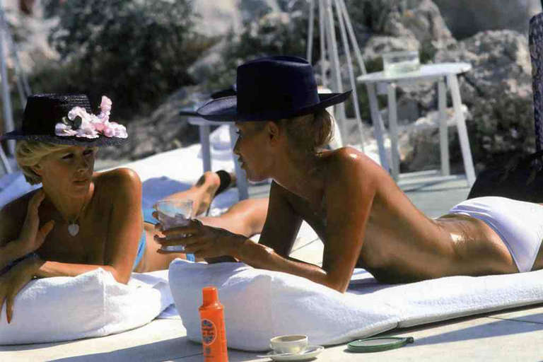 Dani Geneux (à gauche) et Marie-Eugénie Gaudfrin prenant un bain de soleil à l'hôtel du Cap Eden-Roc, Antibes, France, août 1976.

Édition de 150 exemplaires numérotés à la main et estampillés par la succession, avec certificat d'authenticité de la