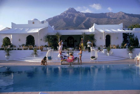 El Venero, die maurische Villa von Hector und Chico de Ayala in Marbella, Spanien, 1971.

Slim Aarons arbeitete hauptsächlich für Gesellschaftspublikationen und fotografierte die Reichen und Berühmten vor und nach seiner Tätigkeit als Fotograf für