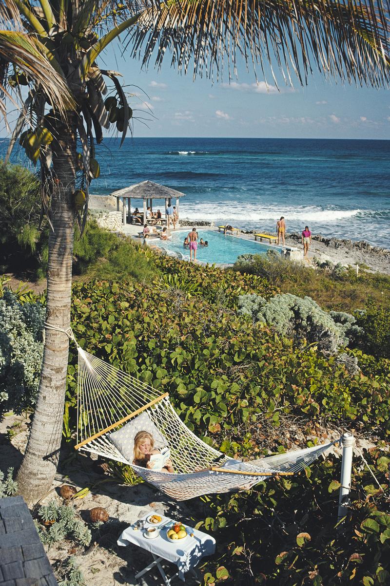 College-Studentin Jan Woods entspannt sich in einer Hängematte im Abaco Inn auf Elbow Cay, einer der Abaco-Inseln auf den Bahamas, März 1986. 

Wunderschöner Druck mit den Maßen 60 x 40" Zoll / ca. 152,4 x 101,6 cm Papiergröße. 
