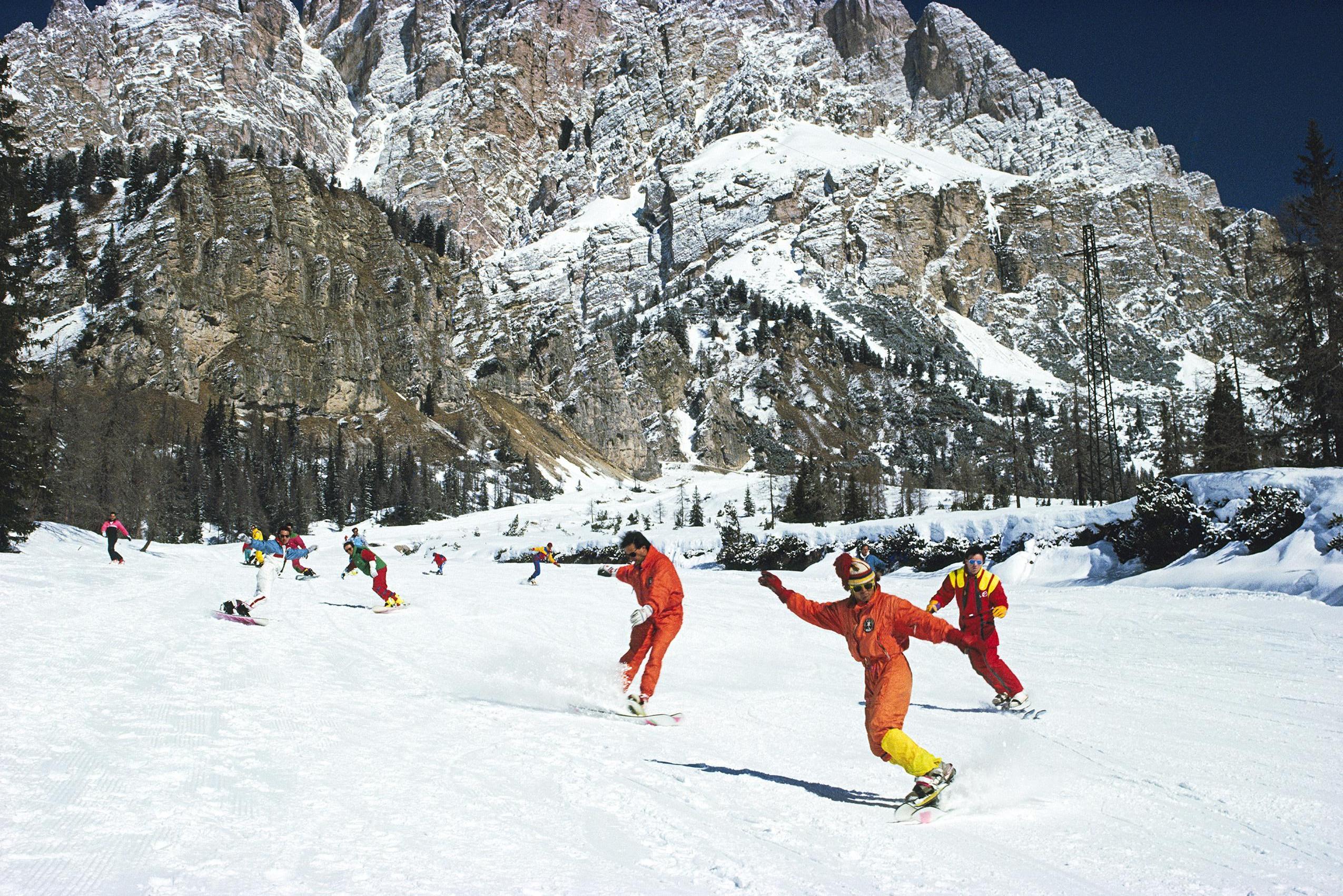 Slim Aarons - Cortina d'Ampezzo - Nachlassgestempelte Ausgabe 

Snowboarding in Cortina d'Ampezzo, März 1988 (Foto von Slim Aarons). 


Dieses Foto verkörpert den Reisestil und den Glamour der Reichen und Berühmten dieser Zeit, der von Aarons