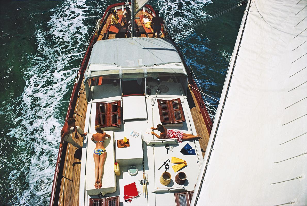 Abitanti del ponte 

Veduta generale di chi prende il sole sul ponte dello yacht "Traveler II", al largo della costa di Exuma nelle Bahamas, aprile 1967. L'immagine è stata scattata da un punto di osservazione sull'albero dello yacht.

Splendida