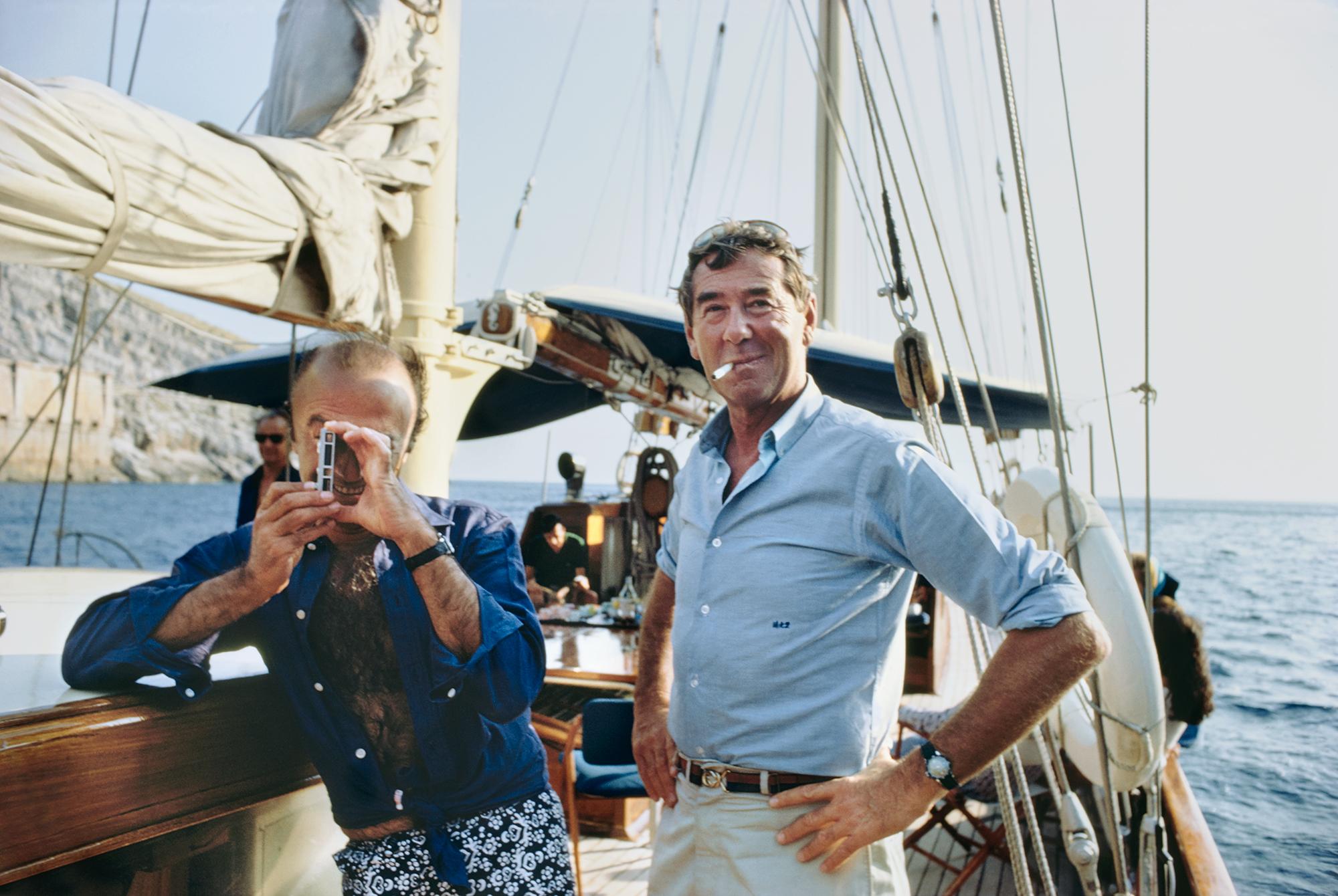 Le photographe Slim Aarons (à droite) à bord d'un yacht au large de Capri, en Italie, en septembre 1968.

Slim Aarons Estate Edition, certificat d'authenticité inclus.
Numéroté et tamponné par la succession Slim Aarons
Le collectionneur recevra le