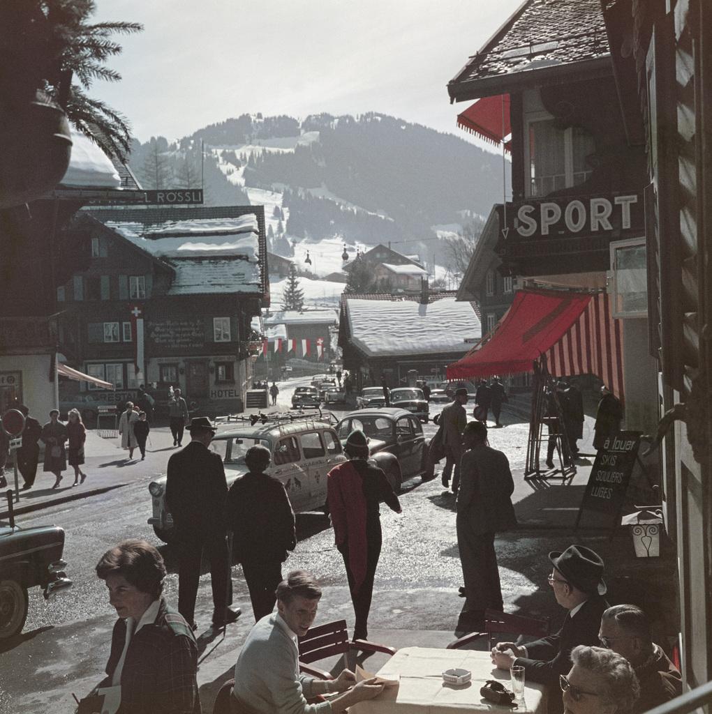 Slim Aarons -Gstaad Town Centre  - Estate Stamped Edition 
Limited to 150 only 
	
	
The town centre at the ski resort of Gstaad, Switzerland, 1961. 
(Photo by Slim Aarons). 


This photograph epitomises the travel style and glamour of the period's