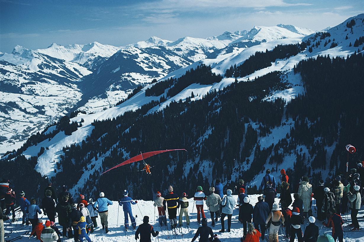 Slim Aarons Estate Stamped Edition 
Limited to 150 only 

Hang gliding in Kitzbuhel, Austria, 1980. (Photo by Slim Aarons)

This photograph epitomises the travel style and glamour of the period's wealthy and famous, beautifully documented by Aarons.