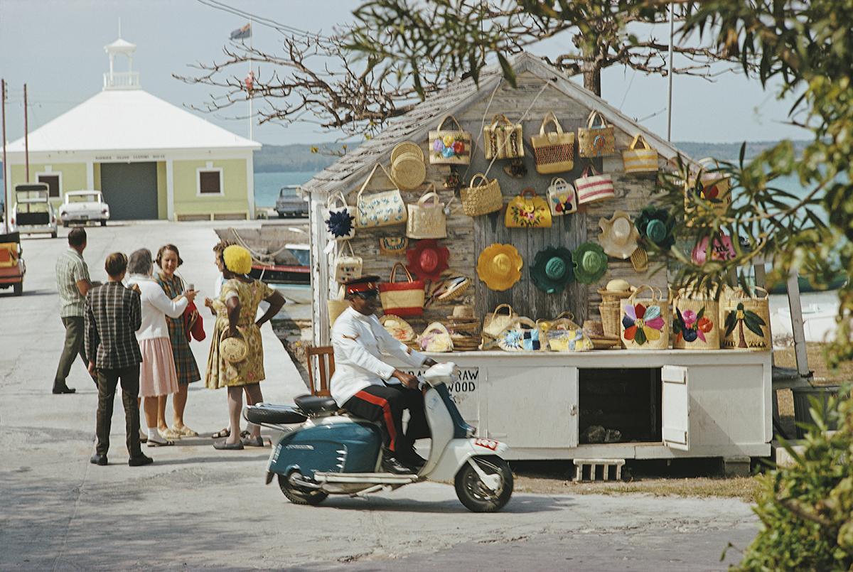 Slim Aarons Estate Stamped Edition 
Begrenzt auf 150 Exemplare 

Harbour Island auf den Bahamas, 1970 (Foto von Slim Aarons)

Dieses Foto verkörpert den Reisestil und den Glamour der Reichen und Berühmten dieser Zeit, der von Aarons wunderbar