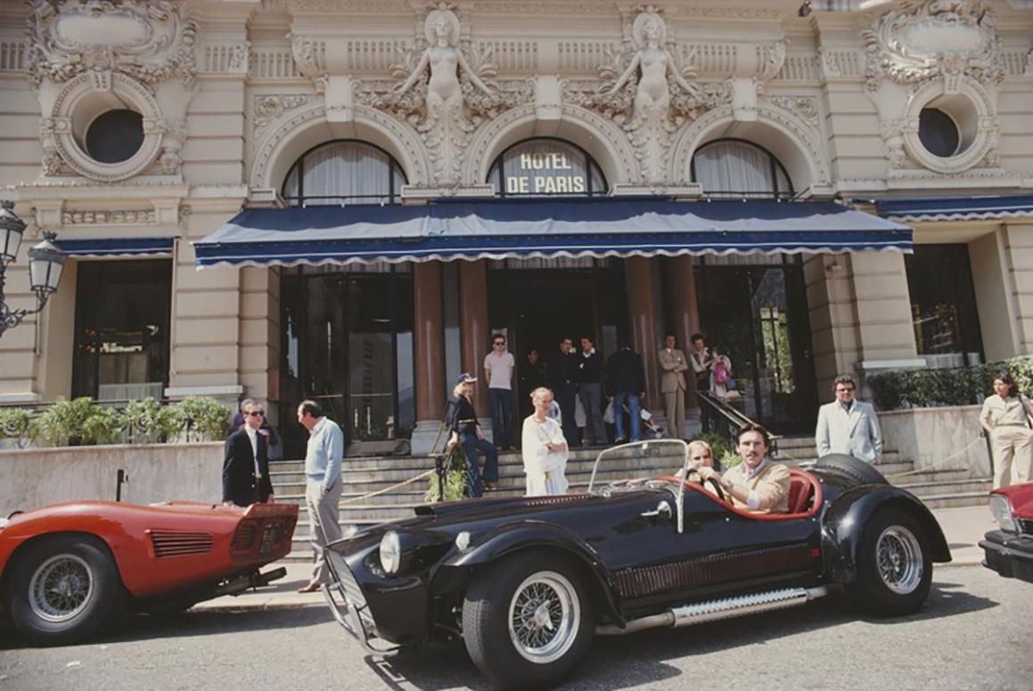 Slim Aarons - Hotel De Paris In Monaco - Nachlassgestempelte Ausgabe 
Begrenzt auf 150 Exemplare 
Der Eingang zum Hotel de Paris in Monte Carlo, Monaco, Juni 1977
(Foto von Slim Aarons). 


Dieses Foto verkörpert den Reisestil und den Glamour der