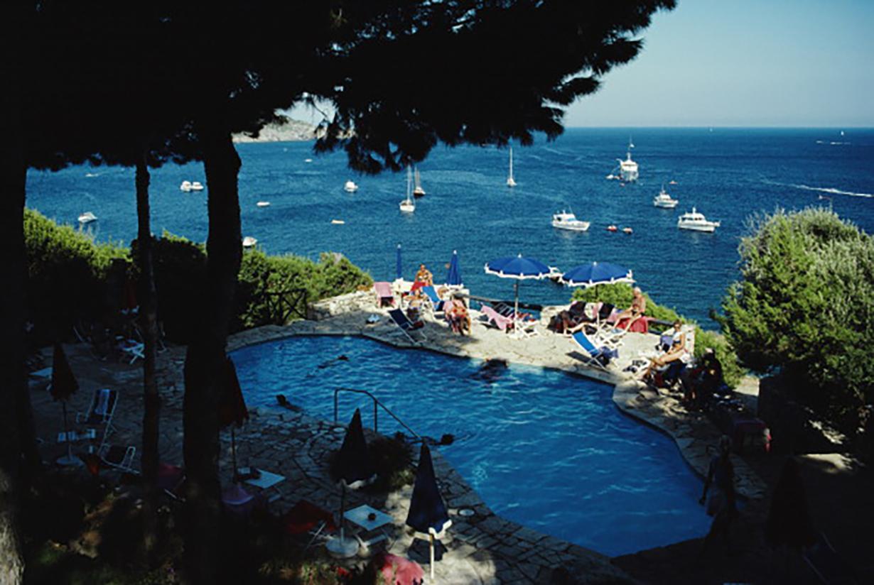 Edizione con francobolli della tenuta Slim Aarons 
Limitato a 150 persone 

La piscina sul mare dell'Hotel Il Pellicano a Porto Ercole, Italia, settembre 1986. 
(Foto di Slim Aarons)

Questa fotografia incarna lo stile di viaggio e il glamour dei