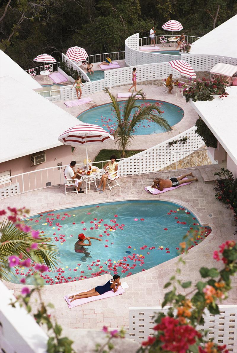 Slim Aarons Color Photograph – Estate Edition von Las Brisas Hotel, von Aarons