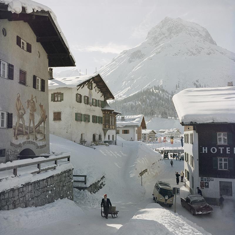 Slim Aarons Estate Stamped Edition 
Begrenzt auf 150 Exemplare 

Verkehr vor dem Hotel Krone in Lech, Österreich, 1960 (Foto von Slim Aarons). 


Dieses Foto verkörpert den Reisestil und den Glamour der Reichen und Berühmten dieser Zeit, der von