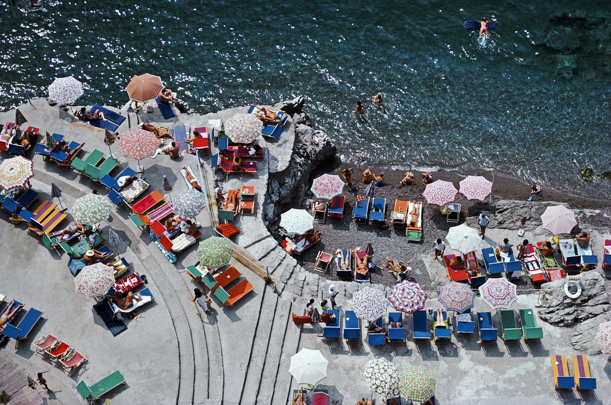 Positano Strand

Blick von oben auf die Sonnenanbeter und Sonnenschirme am Strand von La Scogliera in Positano, Italien, 1979. 

Wunderschöner Druck mit den riesigen Maßen 60 x 40" Zoll / ca. 1532 x 102 cm Papiergröße. 
 
Nachlassgestempelte