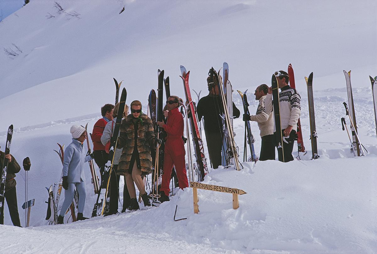 Slim Aarons Estate Stamped Edition 
Limited to 150 only 

Skiers at Gstaad, Switzerland, March 1969. (Photo by Slim Aarons)

This photograph epitomises the travel style and glamour of the period's wealthy and famous, beautifully documented by