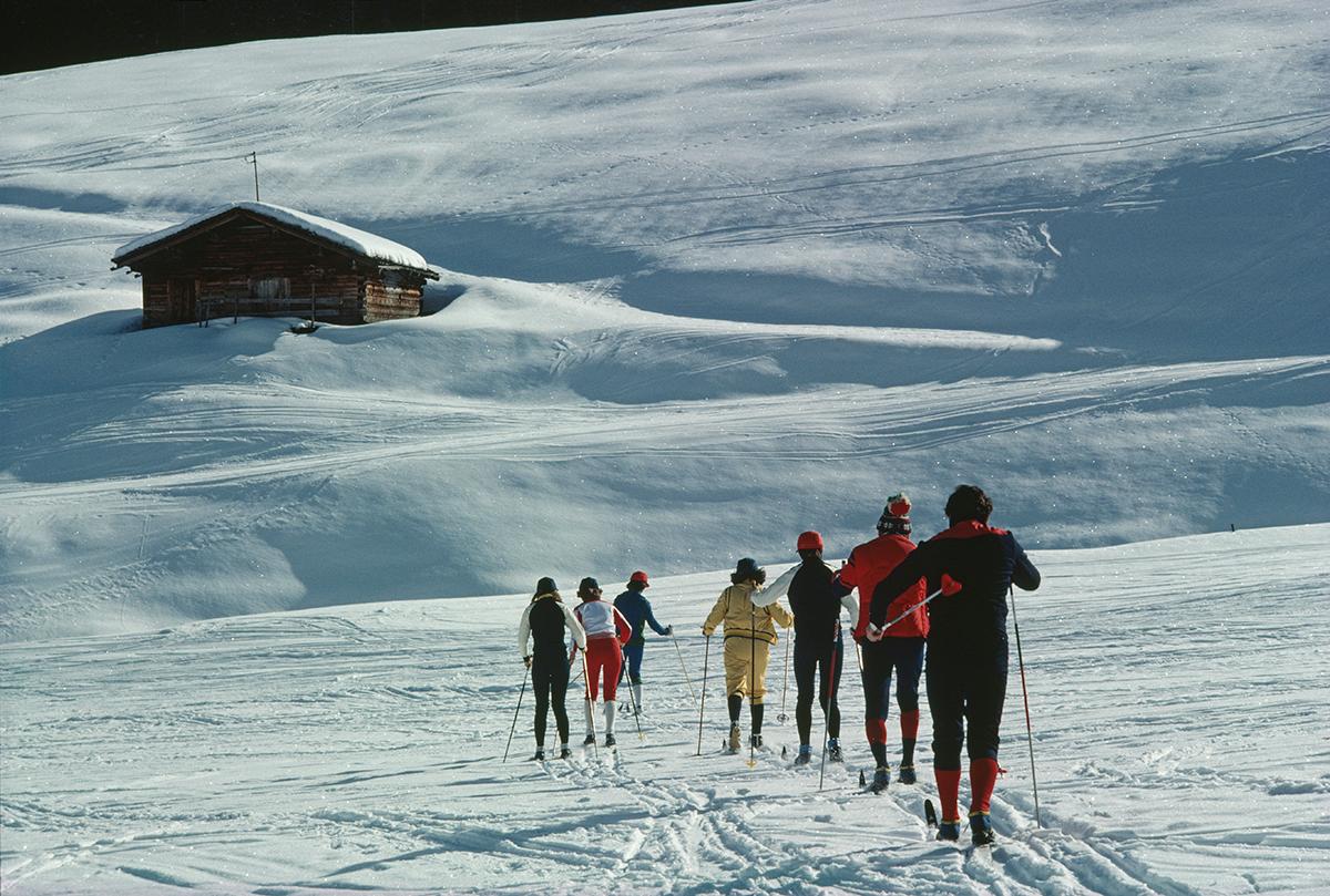 Slim Aarons Estate Stamped Edition 
Begrenzt auf 150 Exemplare 

Skifahrer stellen sich für eine Wanderung zum Skigebiet Zurs von Lech, Österreich, Februar 1979, auf. (Foto: Slim Aarons)

Dieses Foto verkörpert den Reisestil und den Glamour der