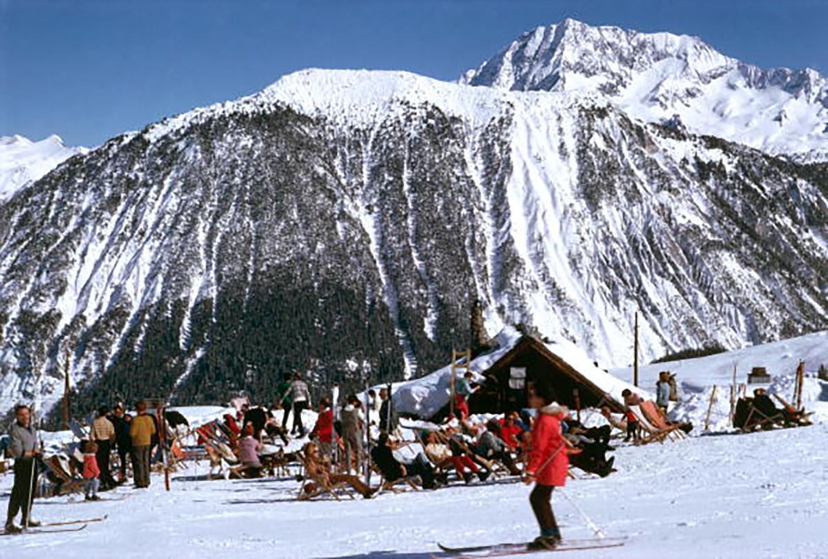 Slim Aarons Estate Stamped Edition 
Begrenzt auf 150 Exemplare 

Skifahrer auf den Pisten von Courcheval, Frankreich, 1963. (Foto: Slim Aarons)

Dieses Foto verkörpert den Reisestil und den Glamour der Reichen und Berühmten dieser Zeit, der von