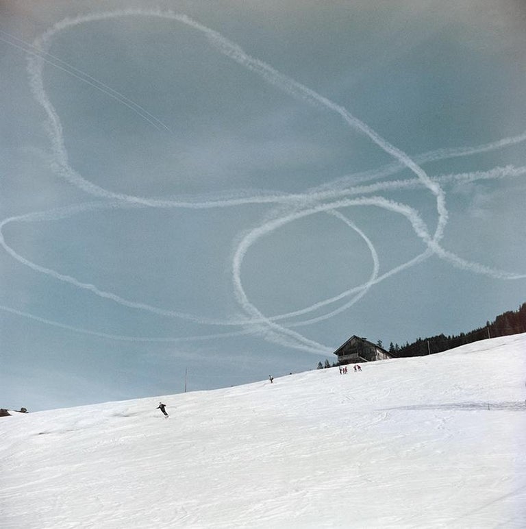 Slim Aarons Estate Stamped Edition 
Limited to 150 only 

A vapour trail above skiers on a ski slope in Gstaad, Switzerland, 1961 (Photo by Slim Aarons). 


This photograph epitomises the travel style and glamour of the period's wealthy and famous,