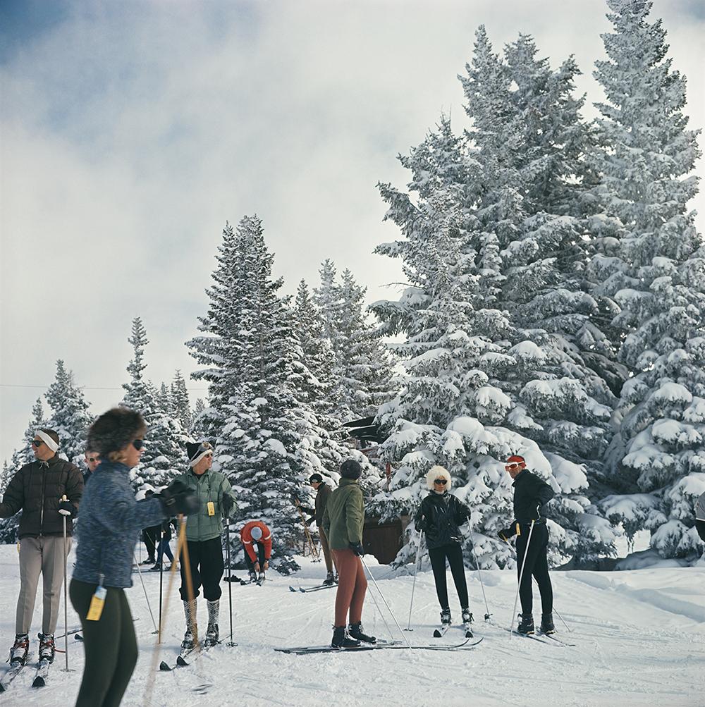 Slim Aarons Estate Stamped Edition 
Begrenzt auf 150 Exemplare 
Eine Gruppe von Skifahrern steht neben schneebedeckten Bäumen in Vail, Colorado, USA, 1964
(Foto von Slim Aarons). 


Dieses Foto verkörpert den Reisestil und den Glamour der Reichen