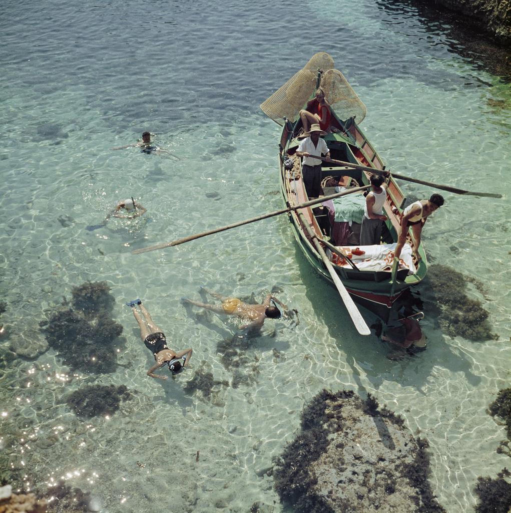 Slim Aarons - Esnórquel en los bajíos - Edición con sello de la propiedad 
Limitado sólo a 150 

Un grupo de personas practicando snorkel desde un pequeño barco en Malta, hacia 1959. (Foto de Slim Aarons)

Esta fotografía personifica el estilo de