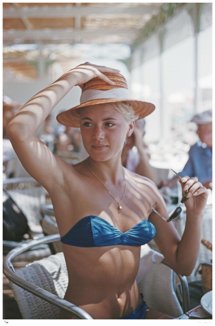 Slim Aarons - Staying At The Carlton - Nachlassgestempelte Ausgabe 
Begrenzt auf 150 Exemplare 
Ein Gast entspannt sich im Carlton Hotel, Cannes, Frankreich, Juli 1958 (Foto von Slim Aarons). 

Dieses Foto verkörpert den Reisestil und den Glamour