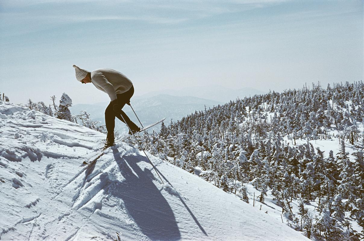 Esquiando en Sugarbush, una estación de montaña en Vermont, abril de 1960.

Preciosa impresión de 30 x 40" pulgadas / aprox. 76,2 x 101,6 cm de tamaño de papel. 

Colección de sellos patrimoniales Edición limitada a 150 

Foto de Slim