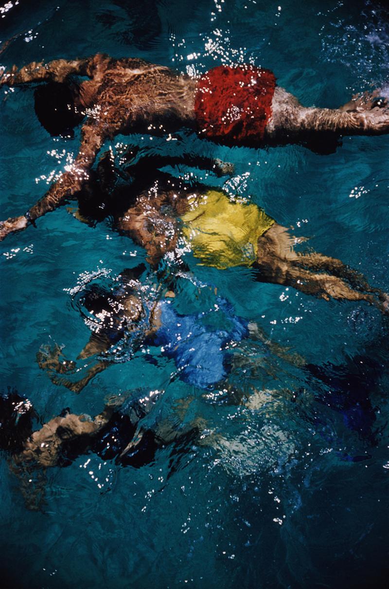 Slim Aarons - Nachlassgestempelte Ausgabe 
Begrenzt auf 150 Exemplare 

Bunte Schwimmer in einem Pool in Nassau auf der Insel New Providence auf den Bahamas, 1959. 

(Foto von Slim Aarons). 


Dieses Foto verkörpert den Reisestil und den Glamour der