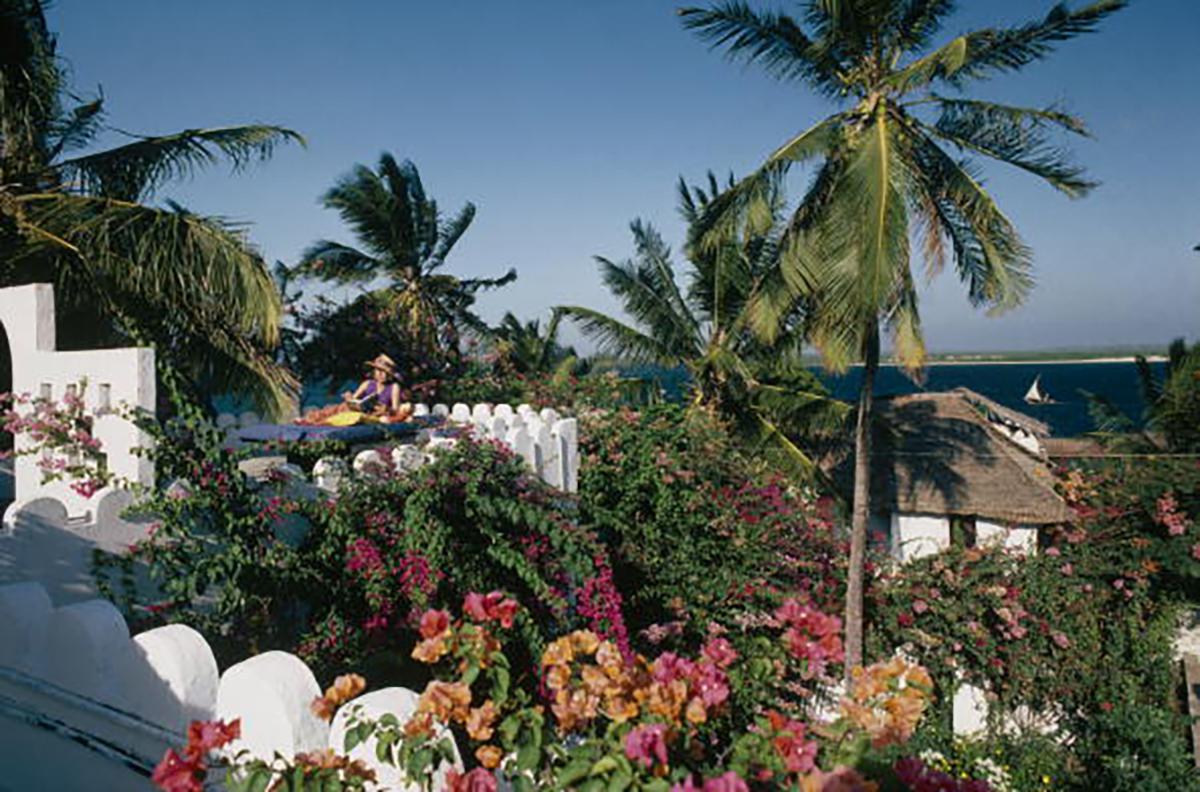 Slim Aarons Edición con sello del Estado 
Limitado sólo a 150 

Emily Smith Myers holgazanea en un tejado rodeada de buganvillas en la isla de Lamu, en el archipiélago de Lamu, Kenia, febrero de 1987. (Foto de Slim Aarons)

Esta fotografía