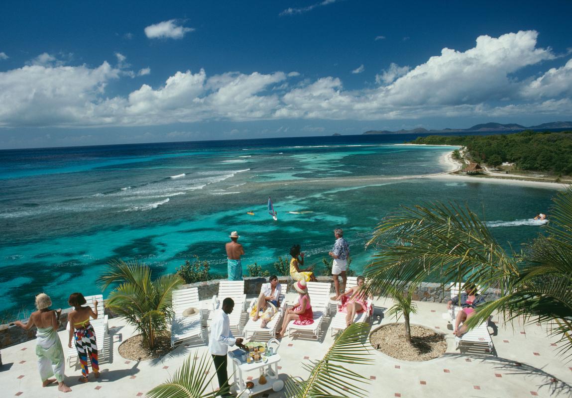 Slim Aarons - Mustique Tropical - Edición con sello de la finca 
Limitado sólo a 150 
Pierre Vincent Marais de vacaciones con amigos en la isla de Mustique, en las Granadinas, febrero de 1989 (Foto de Slim Aarons). 


Esta fotografía personifica el