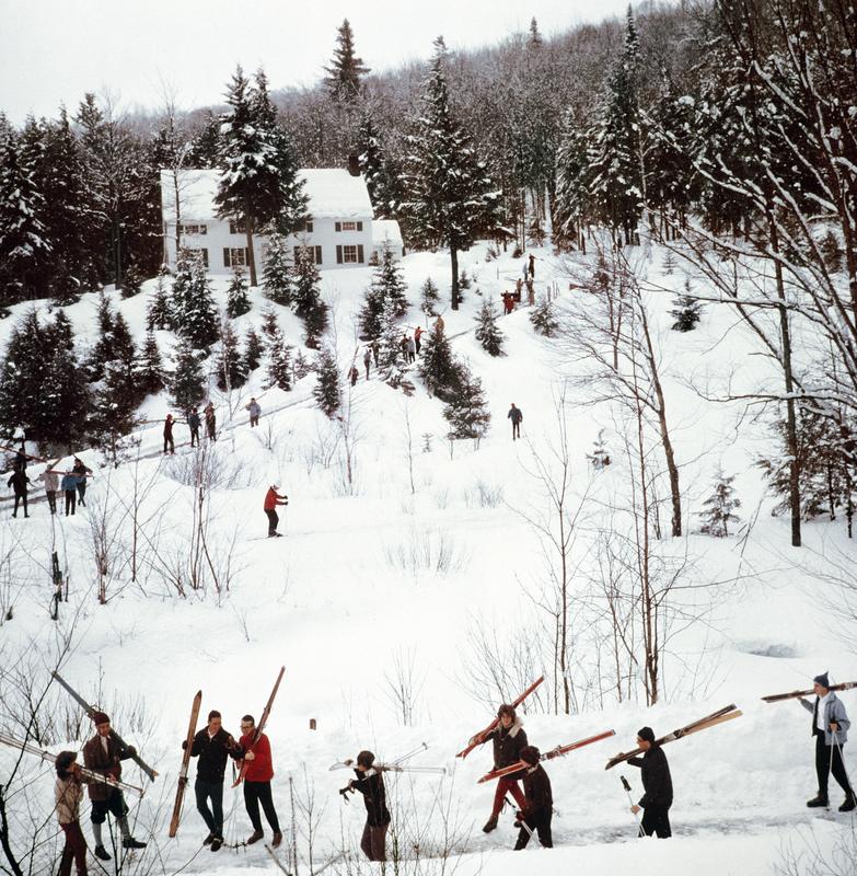 Slim Aarons - Vermont Winter - Edizione con francobollo della tenuta 
Limitato a 150 persone 
Studenti della Stowe Preparatory School attraversano la neve alta vicino a Mount Mansfield e Spruce Peak, Vermont, circa 1960 (Foto di Slim Aarons).