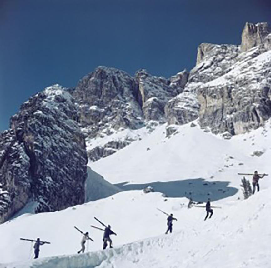Slim Aarons - Wanderung nach Cortina d'Ampezzo  - Nachlassgestempelte Ausgabe 
Begrenzt auf 150 Exemplare 
Skifahrer laufen einen Berg in Cortina d'Ampezzo, einem Skigebiet in Norditalien, hinauf, 1962 (Foto von Slim Aarons). 


Dieses Foto
