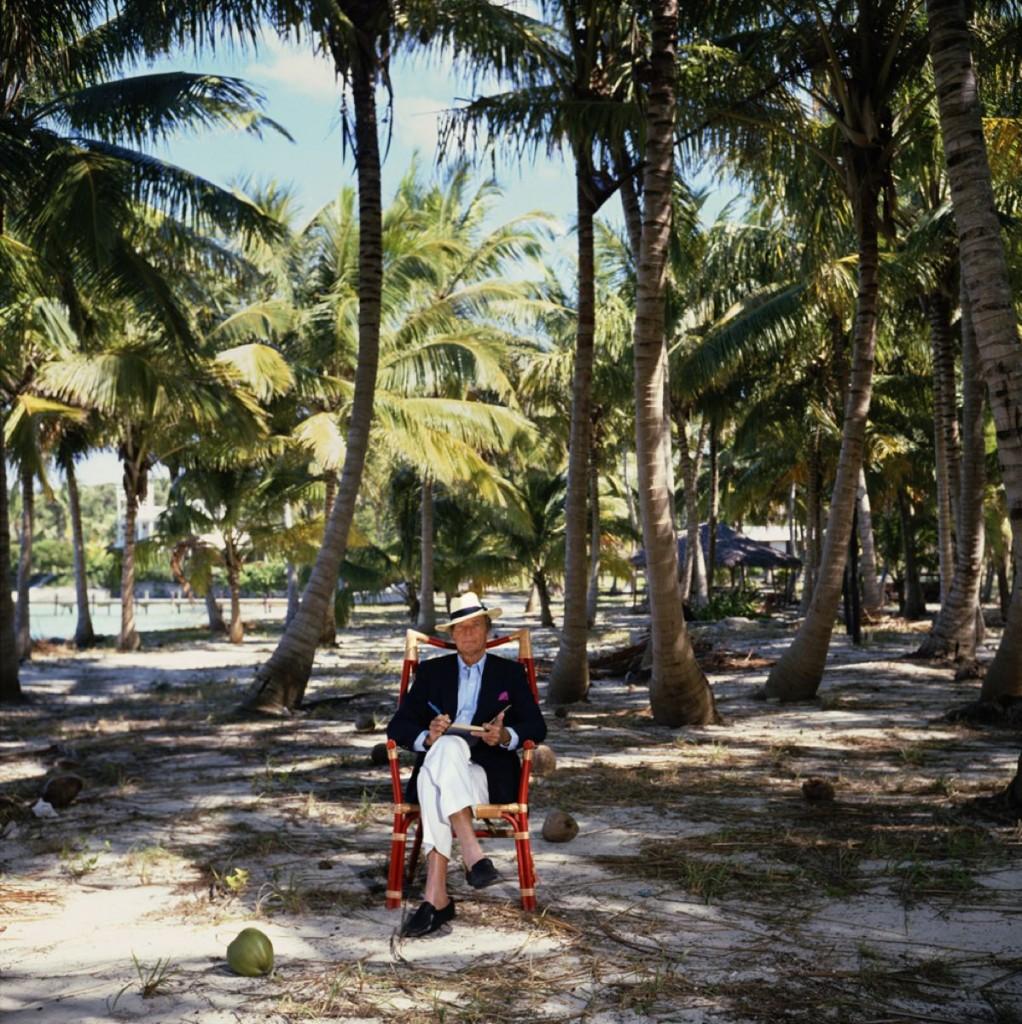L'île d'Abaco

L'auteur Chester Thompson au travail dans sa cocoteraie sur les îles Abaco aux Bahamas, en mars 1986. Son ancêtre Wyannie MalONE s'est installé sur les îles en 1783, fondant Hope Townes.

Slim Aarons Chromogenic C print 
Imprimé plus
