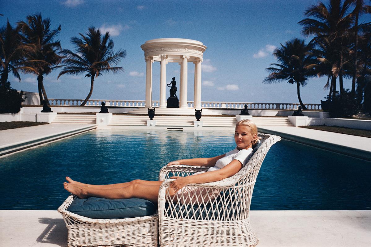 Casa di CZ

La signora F C Winston Guest (1920 - 2003) (alias Cee Zee Guest) si sdraia su una sedia da giardino di fronte alla piscina a forma di tempio greco della sua tenuta sull'oceano, Villa Artemis, a Palm Beach, in Florida.

Formato carta 10 x