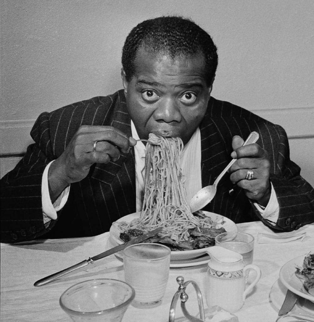 Abendessen Jazz 

Der amerikanische Jazztrompeter und Sänger Louis Armstrong genießt einen Teller Spaghetti in Rom.

Schlanker Aarons-Silbergelatine-Druck auf Faserbasis 
Später gedruckt 
Slim Aarons Estate Edition 
Hergestellt unter Verwendung des