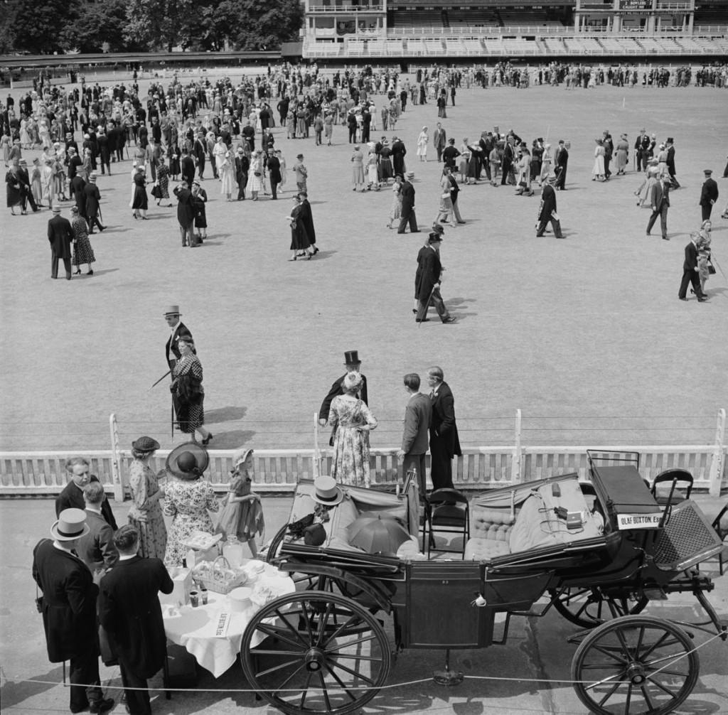 Slim Aarons Estate Print - Eton Vs Harrow

 Vue des spectateurs sur le terrain lors d'un match de cricket entre les écoles publiques d'Eton et de Harrow au Lord's Cricket Ground, Londres, 1955.

(Photo par Slim Aarons)


tirage à la gélatine