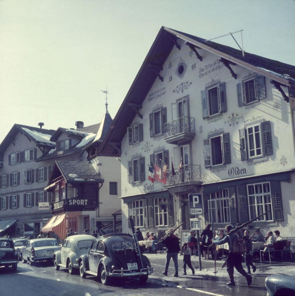 Hotel Olden

Menschen tragen ihre Skier am Hotel Olden in Gstaad vorbei, 1961. 

Foto: Slim Aarons

Chromogener Druck

Papierformat 40 x 40" Zoll / 101 x 101 cm 

Bitte beachten Sie, dass dieses Stück ungerahmt ist - wir bieten jedoch einen
