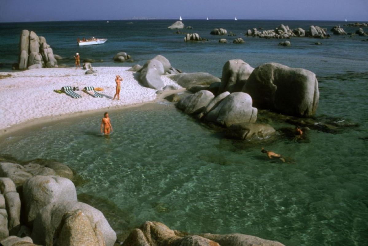 Slim Aarons Estate Print - Island Paradise - Oversize

August 1984: Topless swimmers on a rocky promontory of the Mediterranean island of Cavallo, Corsica.

(Photo by Slim Aarons)


Chromogenic print
paper size 20 x 24" inches / 51 x 61 cm 
unframed