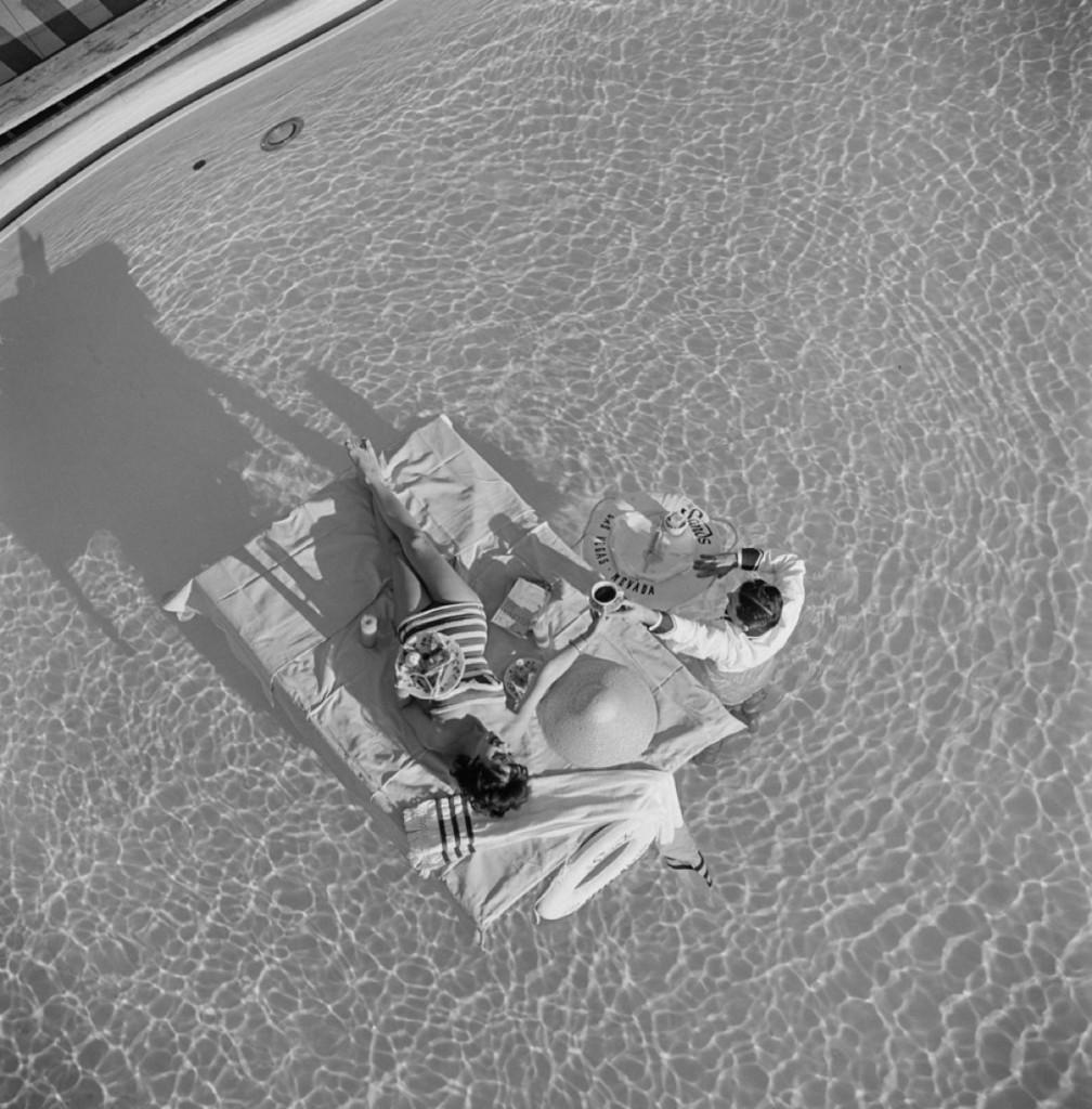 Las Vegas Luxus-Schmuck

Die österreichische Schauspielerin Mara Lane genießt den Service der Kellner am Pool des Sands Hotel, Las Vegas, 1954. 

Schlanker Aarons-Silbergelatine-Druck auf Faserbasis 
Später gedruckt 
Slim Aarons Estate Edition
