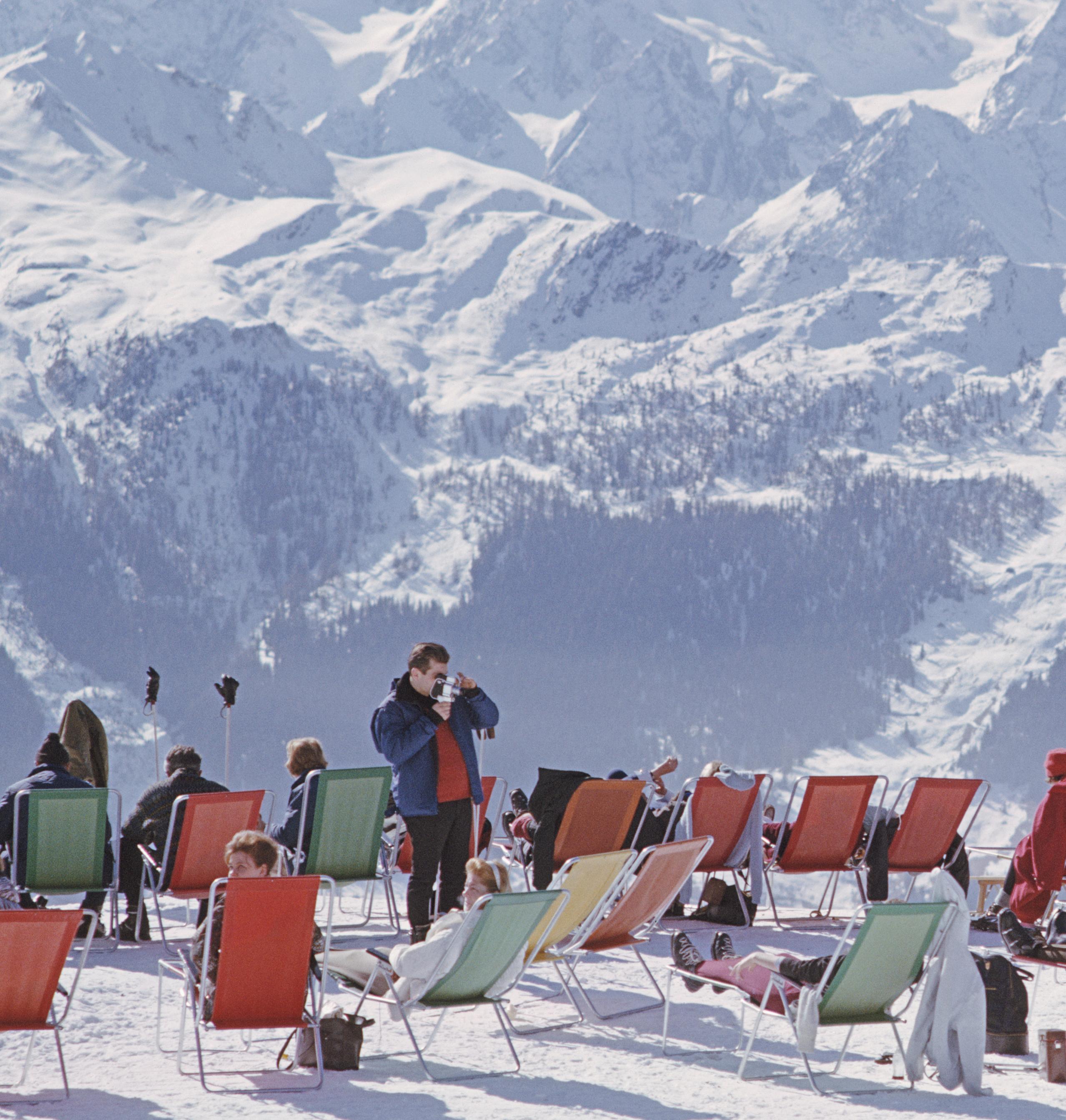 Stampa Slim Aarons Estate - Lounging In Verbier - Super Oversize in vendita 1