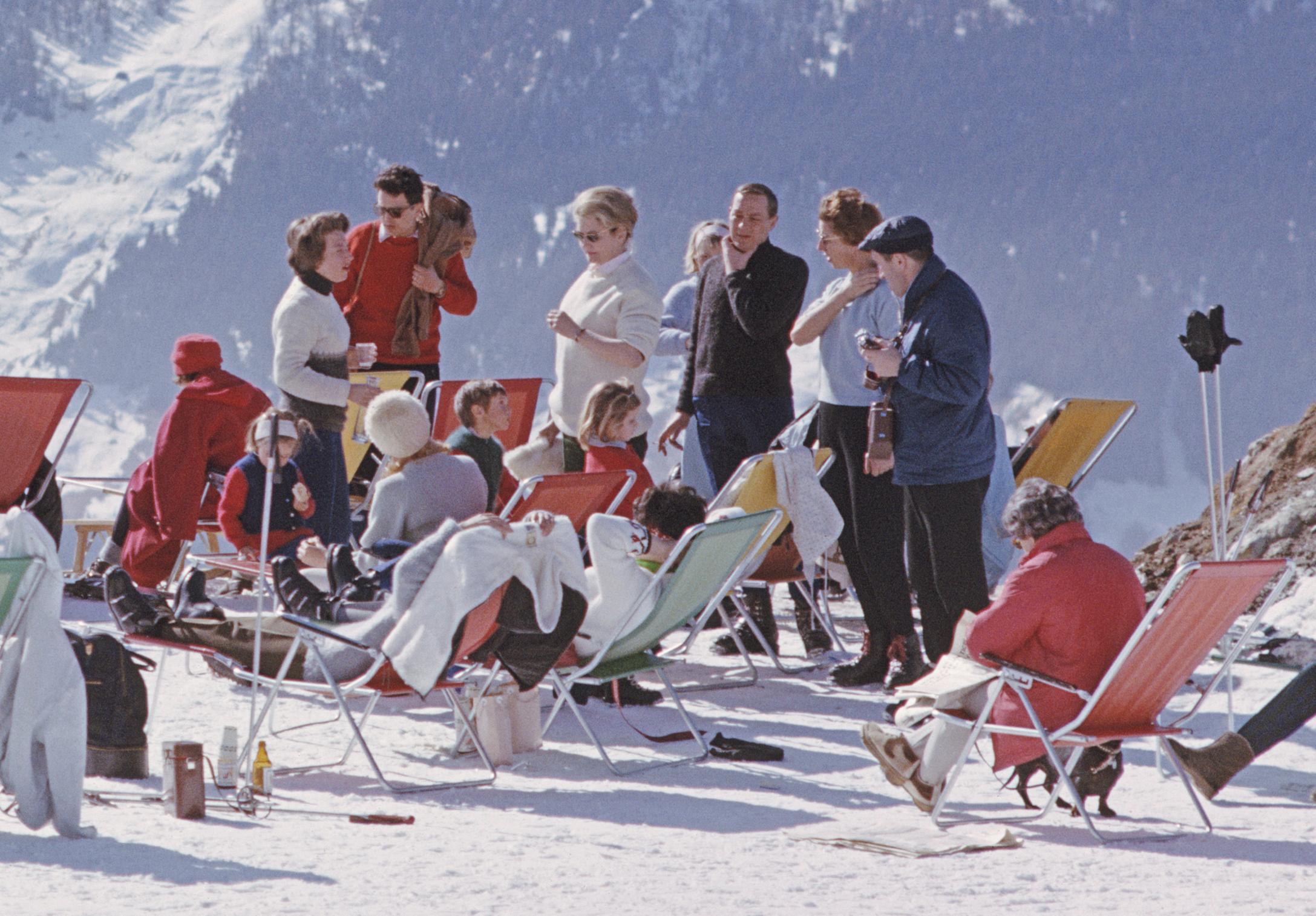 Stampa Slim Aarons Estate - Lounging In Verbier - Super Oversize in vendita 2