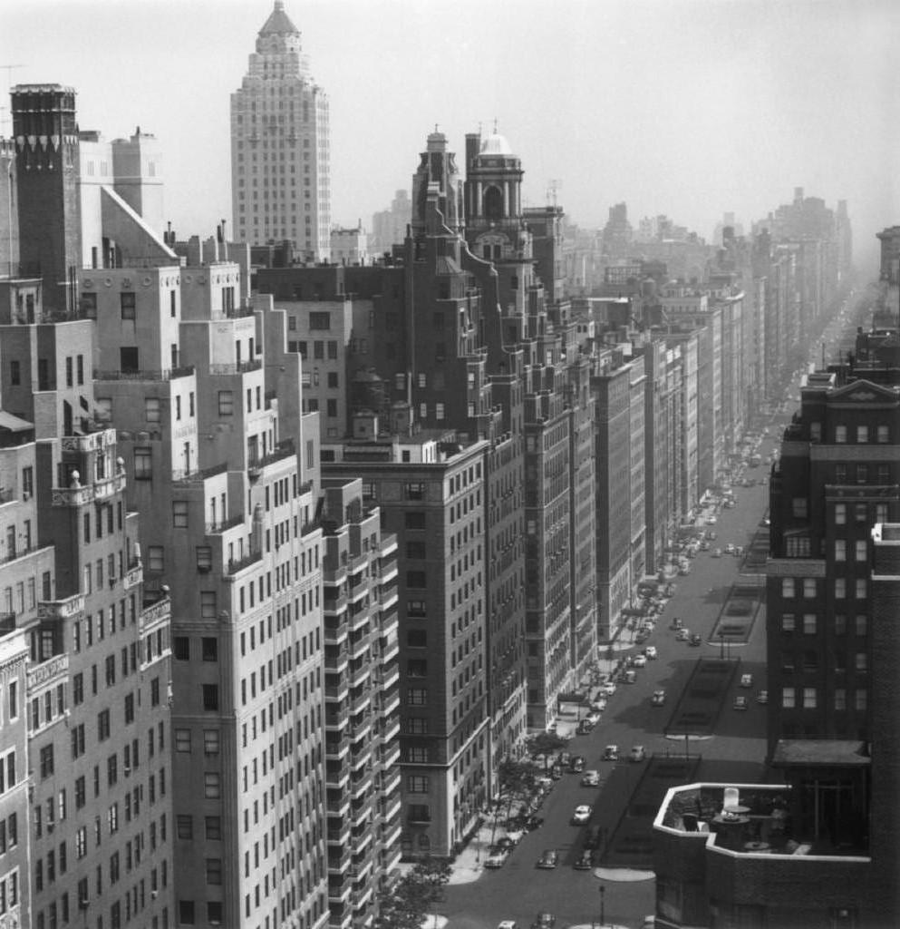 Park Avenue

A view of neatly arranged office and apartment blocks along Park Avenue in New York City.

Slim Aarons silver gelatine fibre based print 
Printed Later 
Slim Aarons Estate Edition 
Produced utilising the only original transparency or